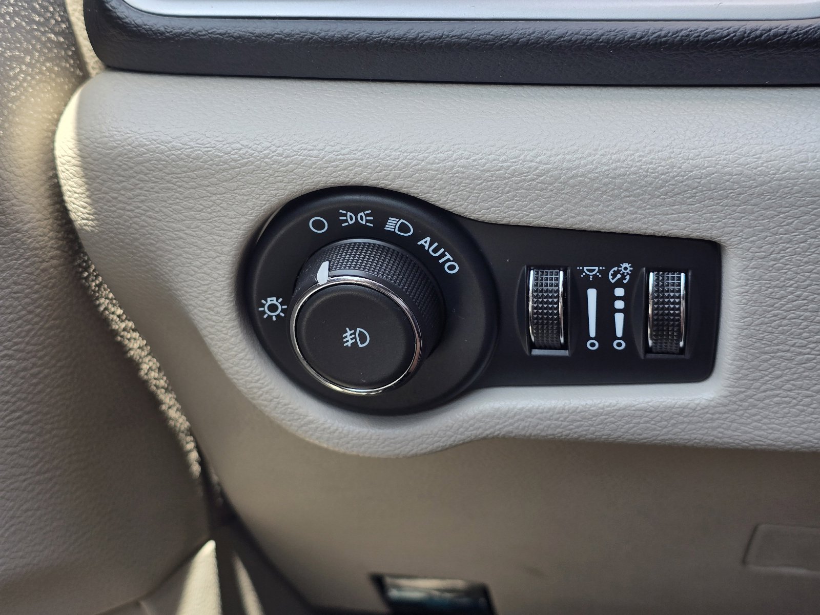 Used 2024 Chrysler Pacifica Touring-L FWD image 22