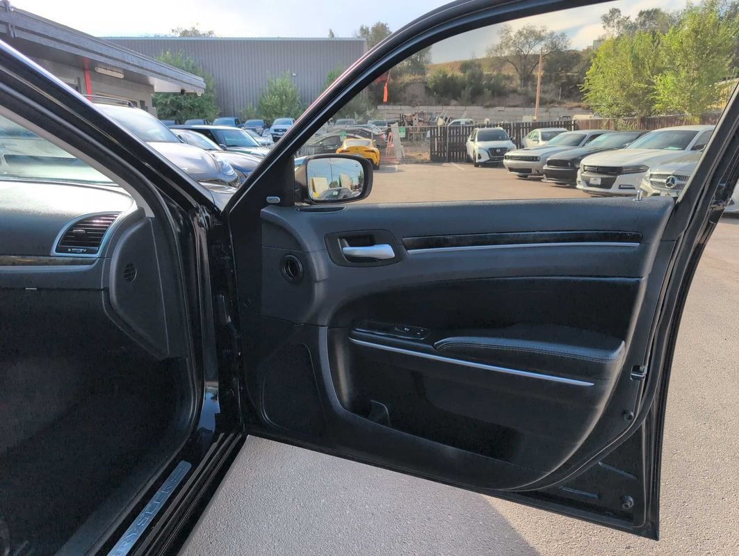 Used 2017 Chrysler 300 C RWD image 15