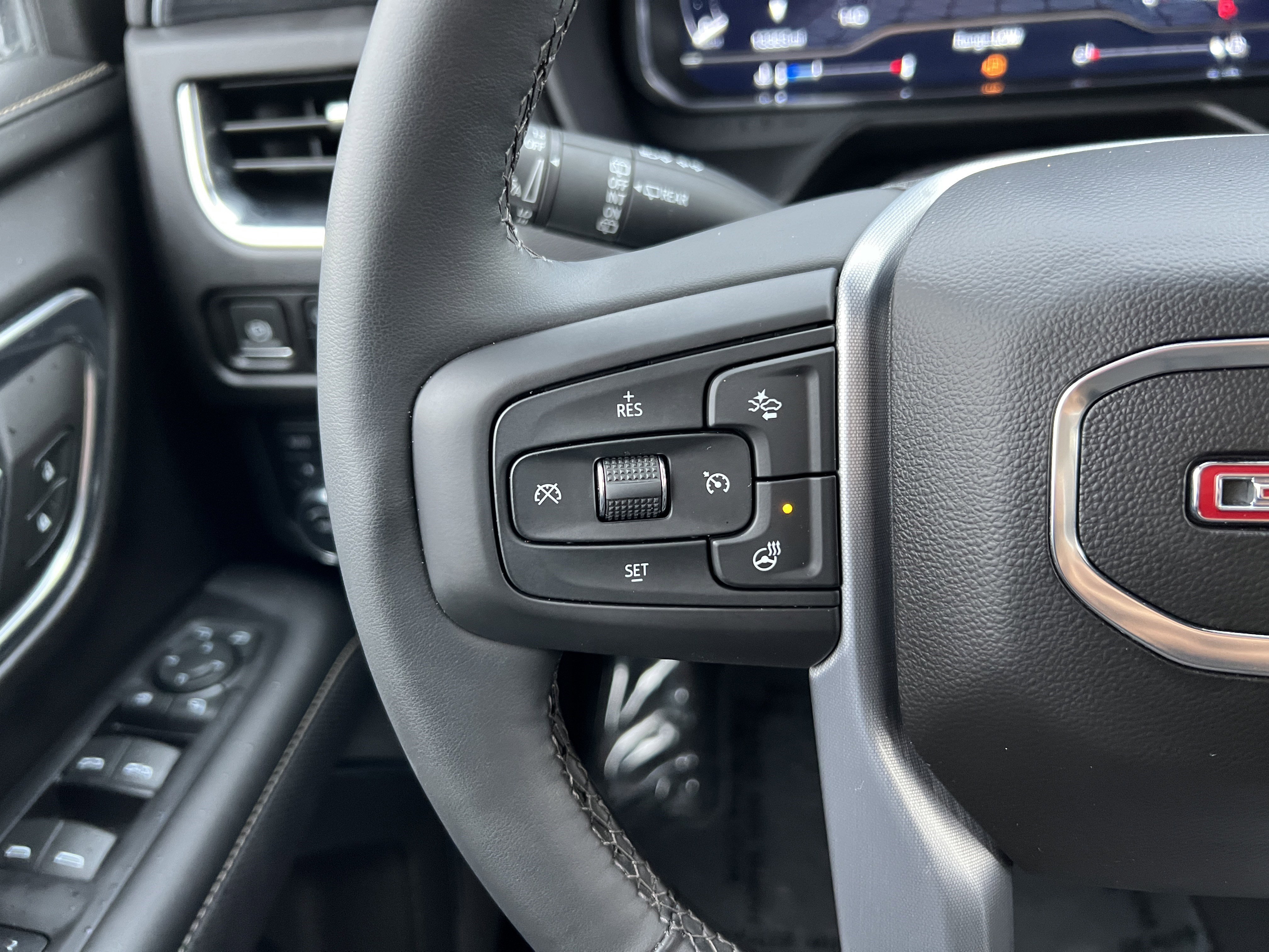 Used 2024 GMC Yukon SLT w/ SLT Luxury Package image 31