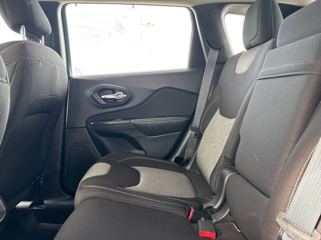 Used 2015 Jeep Cherokee Sport image 19