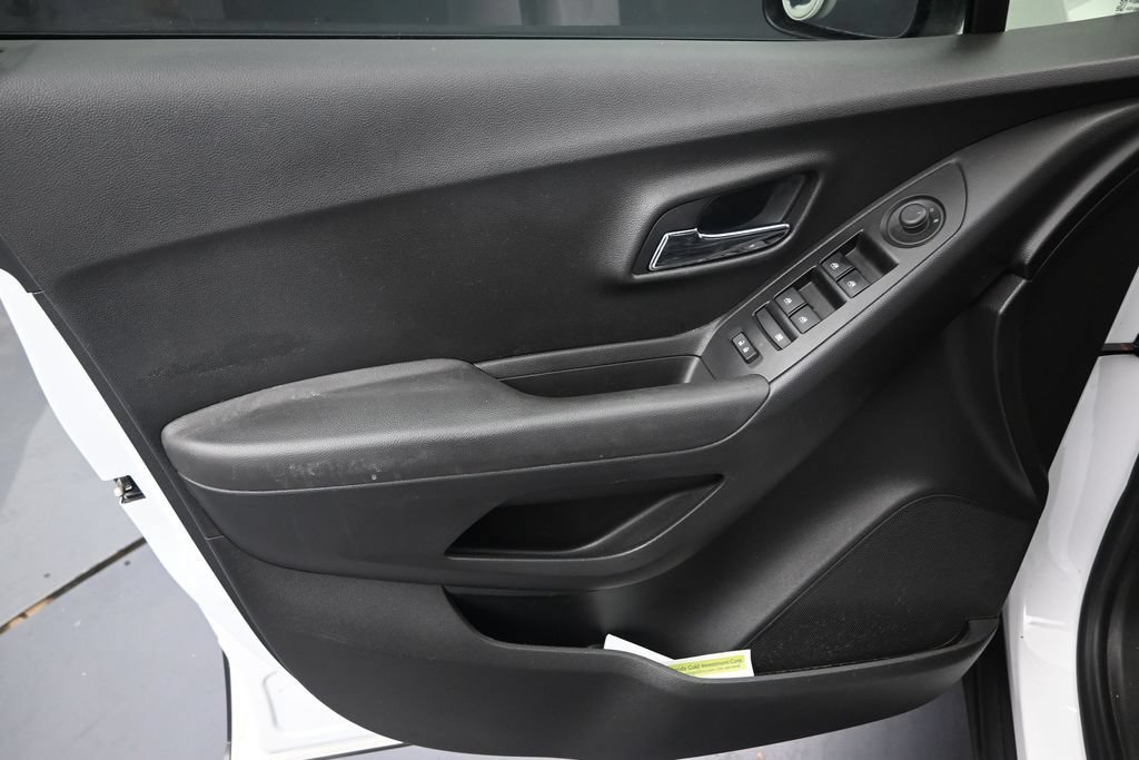 Used 2020 Chevrolet Trax LT w/ LT Convenience Package FWD image 11