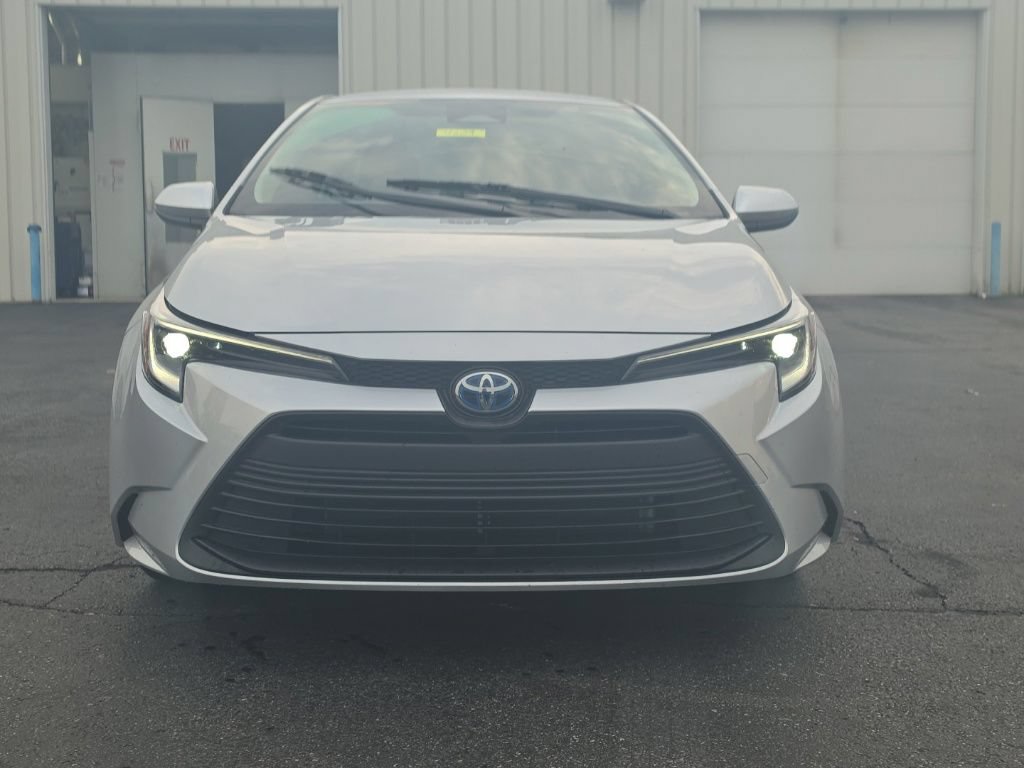 Used 2025 Toyota Corolla LE FWD image 2