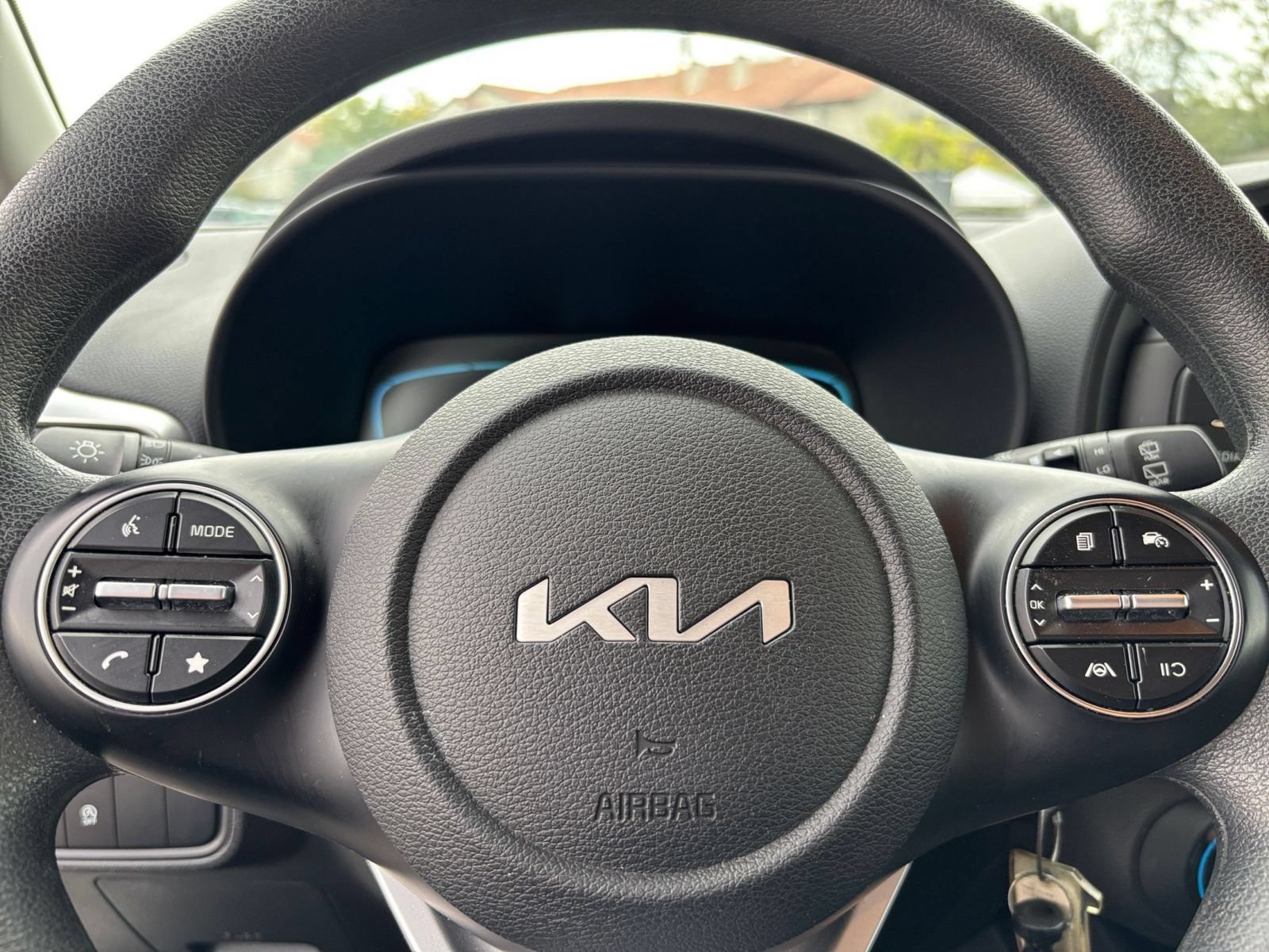 Used 2025 Kia Soul LX w/ LX Technology Package FWD image 25