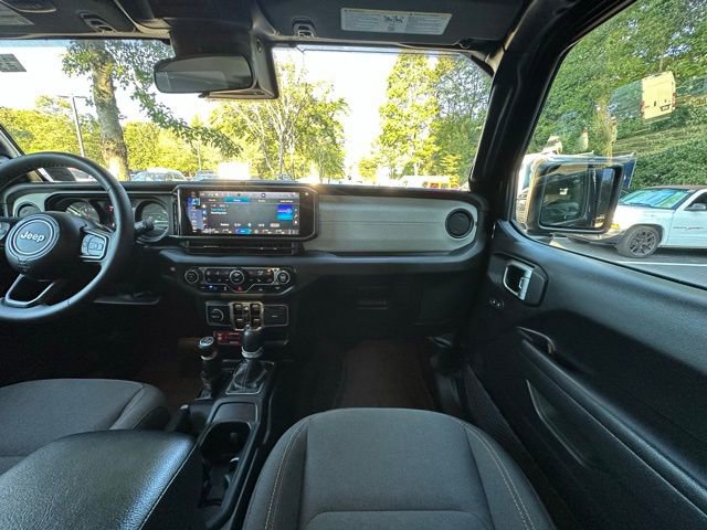 Used 2024 Jeep Wrangler Unlimited image 31