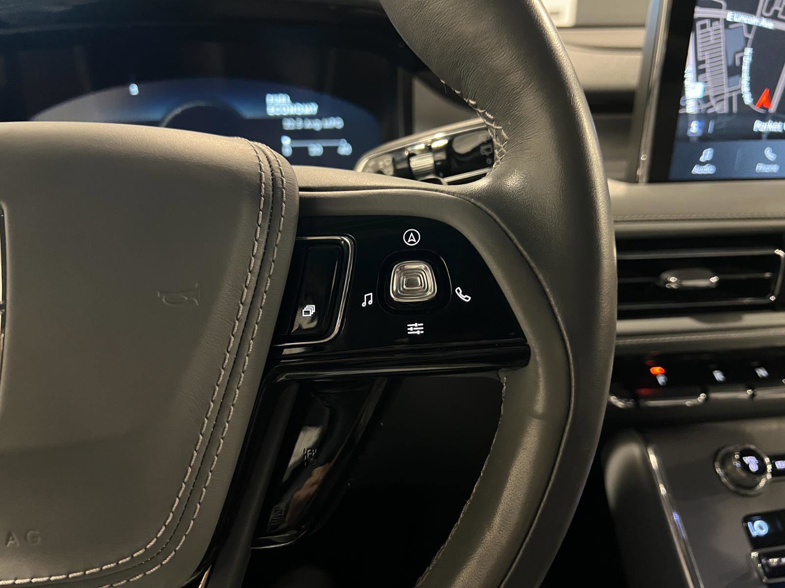 Used 2020 Lincoln Aviator Reserve w/ Equipment Group 202A image 14