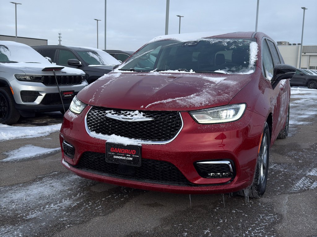 Used 2024 Chrysler Pacifica Limited image 2