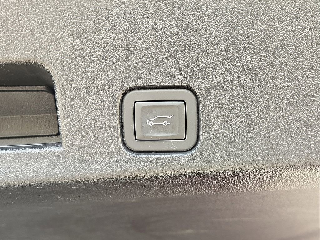 Used 2025 Chevrolet Traverse RS image 15