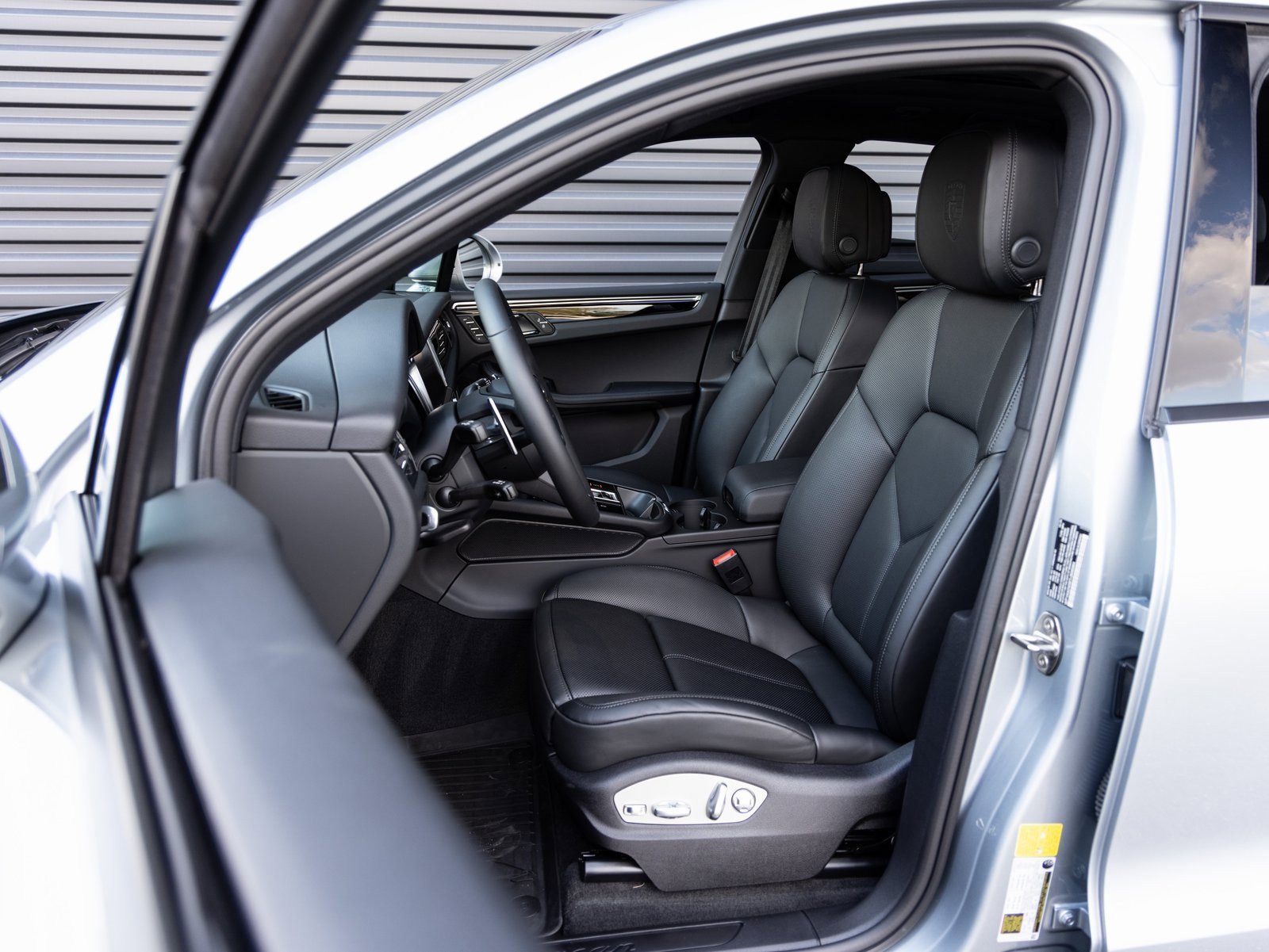 Certified 2026 Porsche Macan image 5