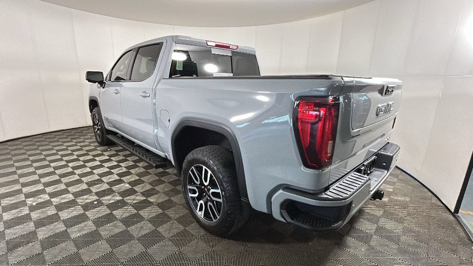 Used 2025 GMC Sierra 1500 AT4 w/ AT4 Preferred Package AWD/4WD image 5