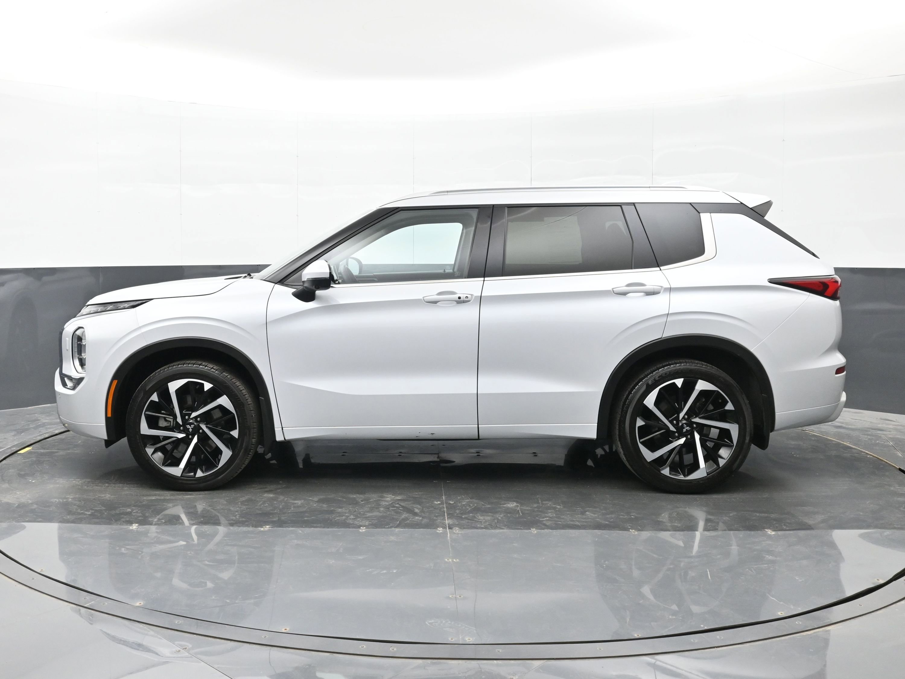 Used 2024 Mitsubishi Outlander SEL AWD/4WD image 9