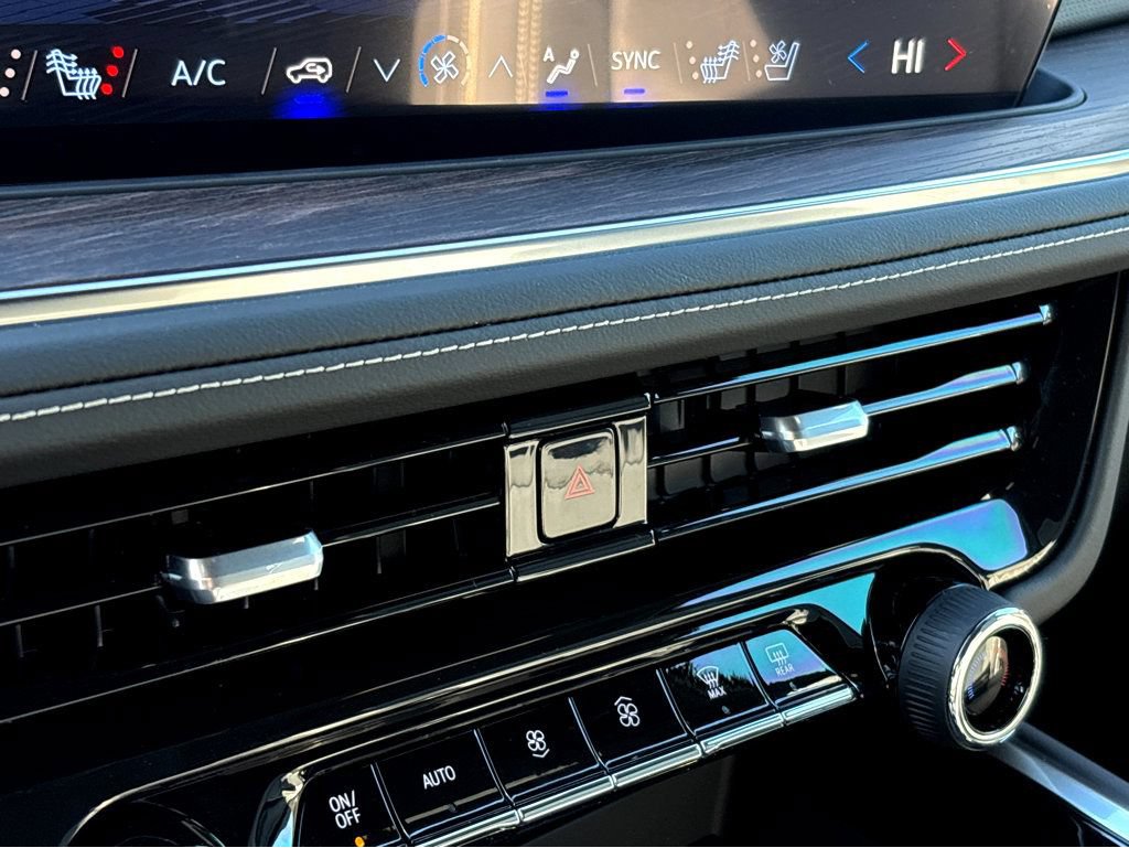 New 2025 Chevrolet Suburban Premier w/ Sun And Tow Package AWD/4WD image 9
