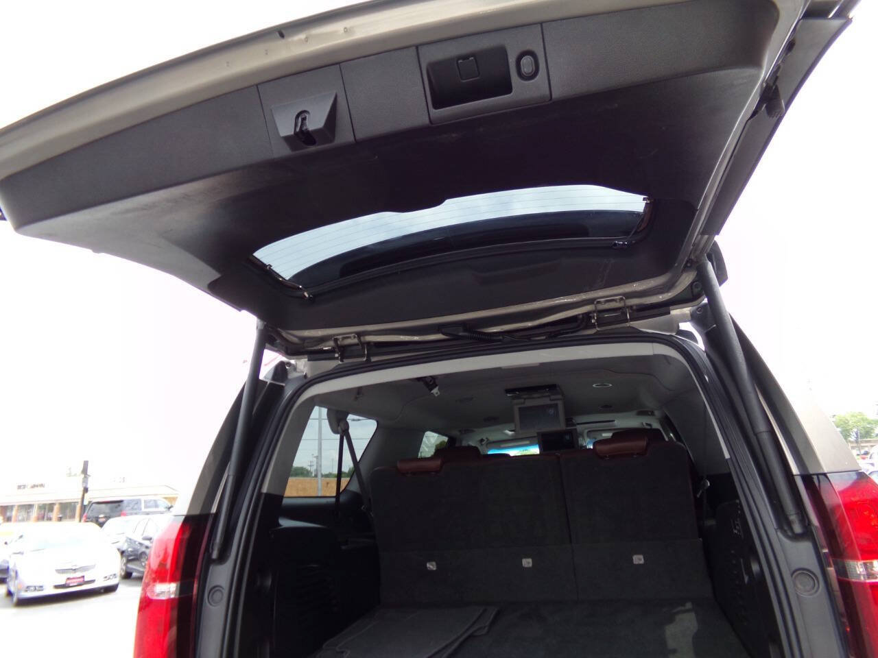 Used 2019 Chevrolet Suburban Premier w/ Premier Plus Edition AWD/4WD image 27