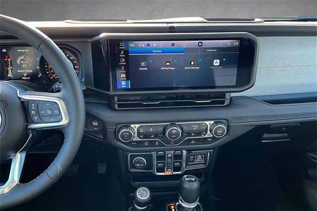 Used 2025 Jeep Wrangler Sahara image 4