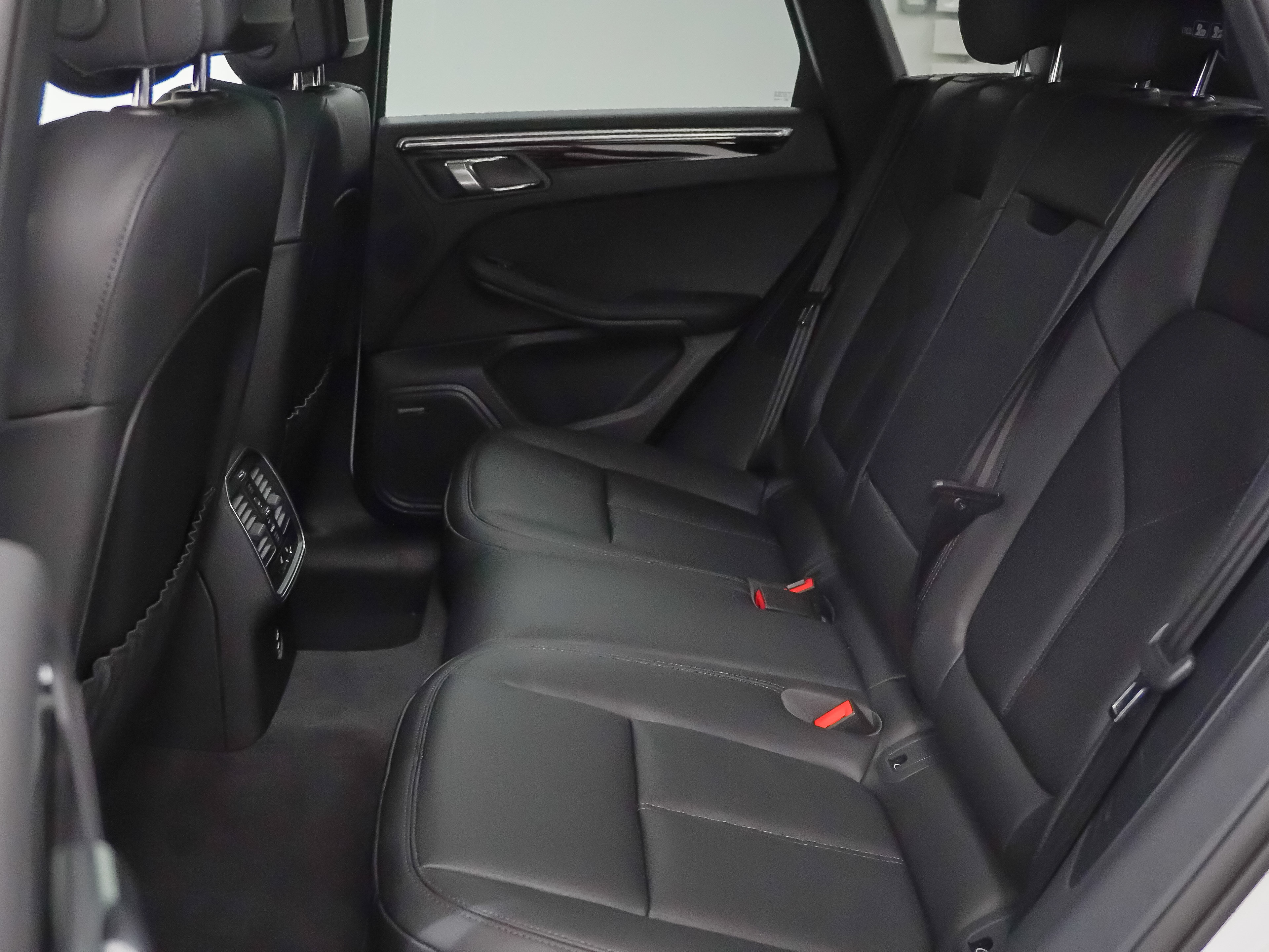 Certified 2026 Porsche Macan Turbo AWD/4WD image 18