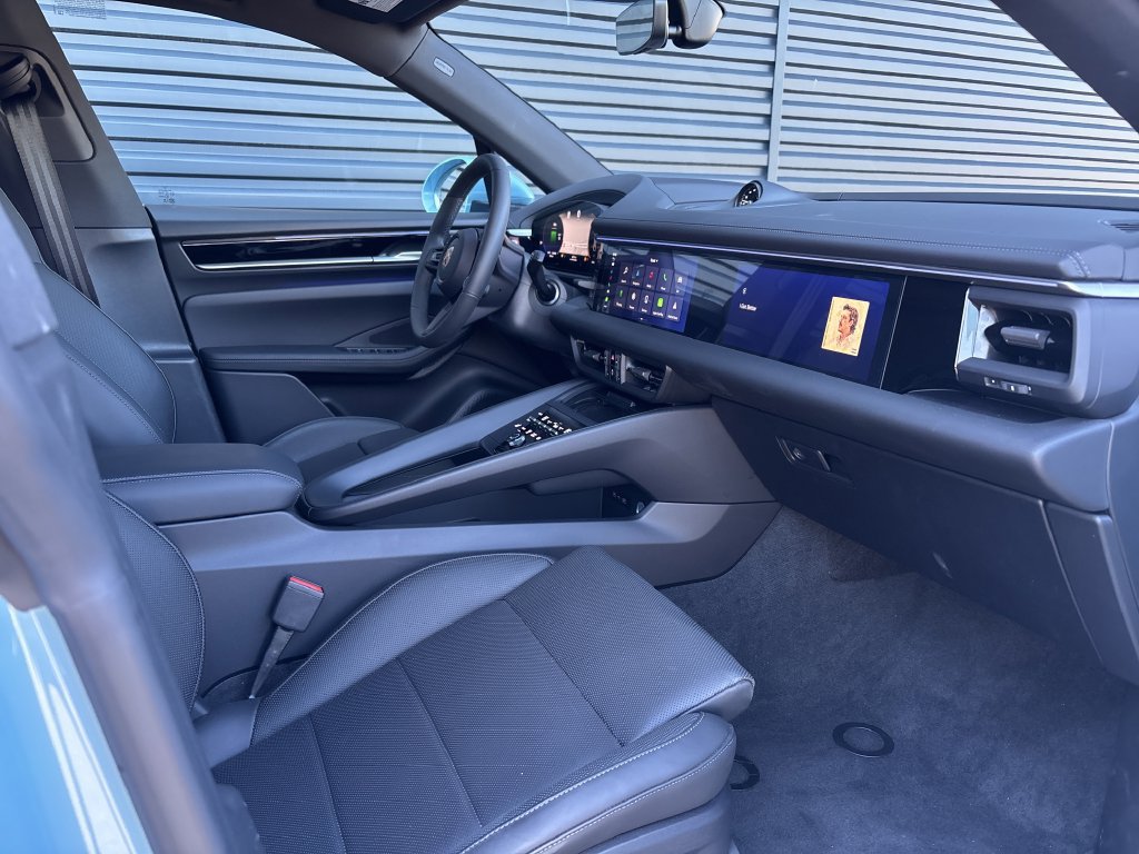 Certified 2025 Porsche Macan 4S Electric AWD/4WD image 13