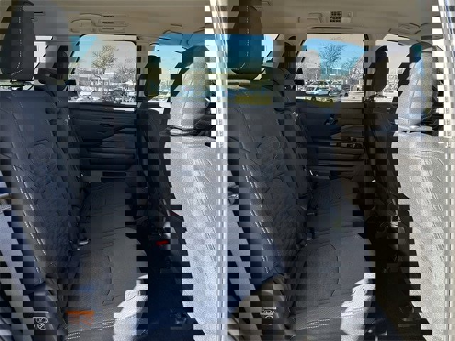 Used 2024 Nissan Pathfinder S image 29