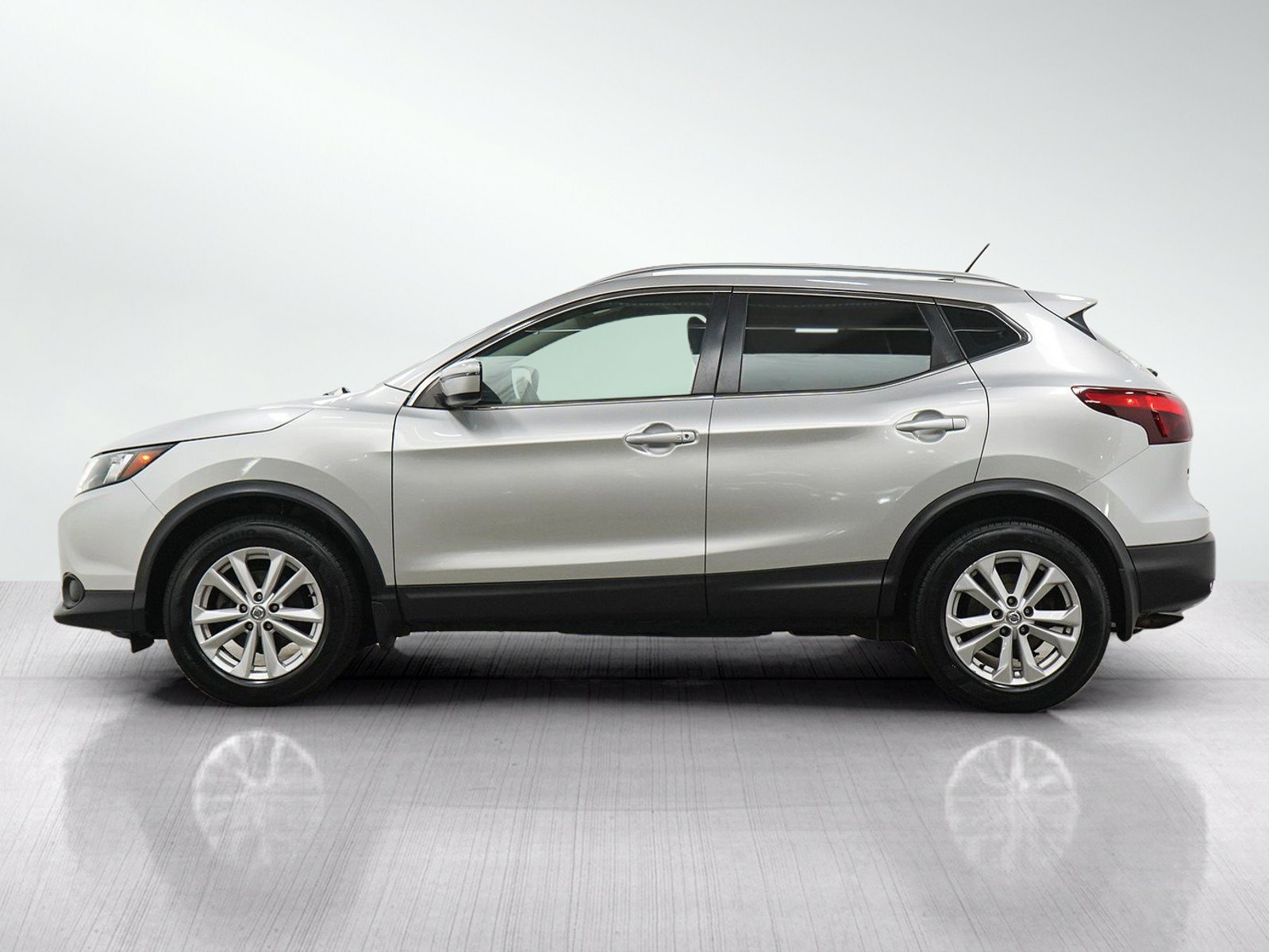 Used 2017 Nissan Rogue Sport SV AWD/4WD image 2