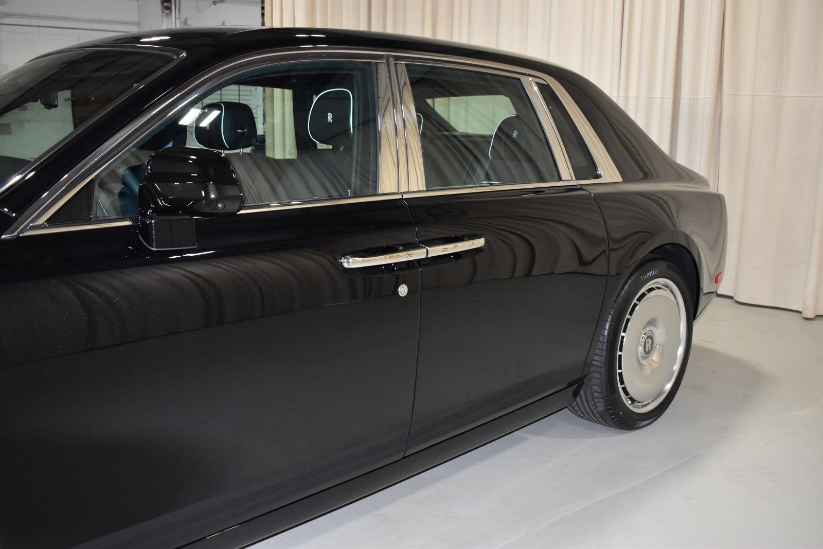 New 2027 Rolls-Royce Phantom Sedan RWD image 9