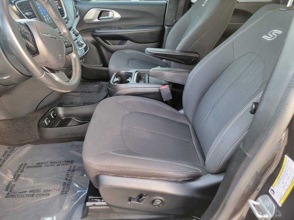 Used 2018 Chrysler Pacifica Touring Plus w/ S Appearance Package image 11
