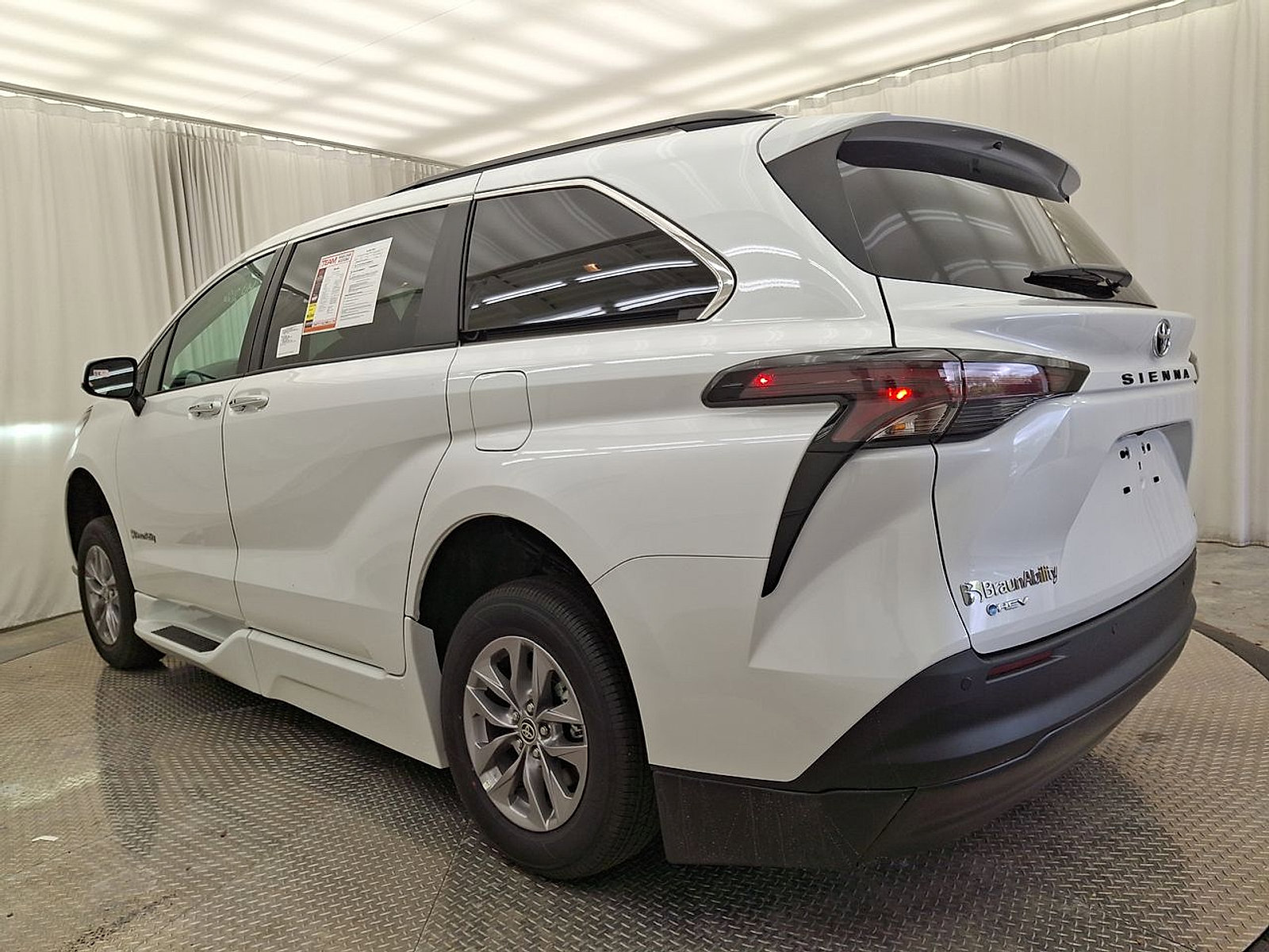 Used 2026 Toyota Sienna XLE FWD image 22