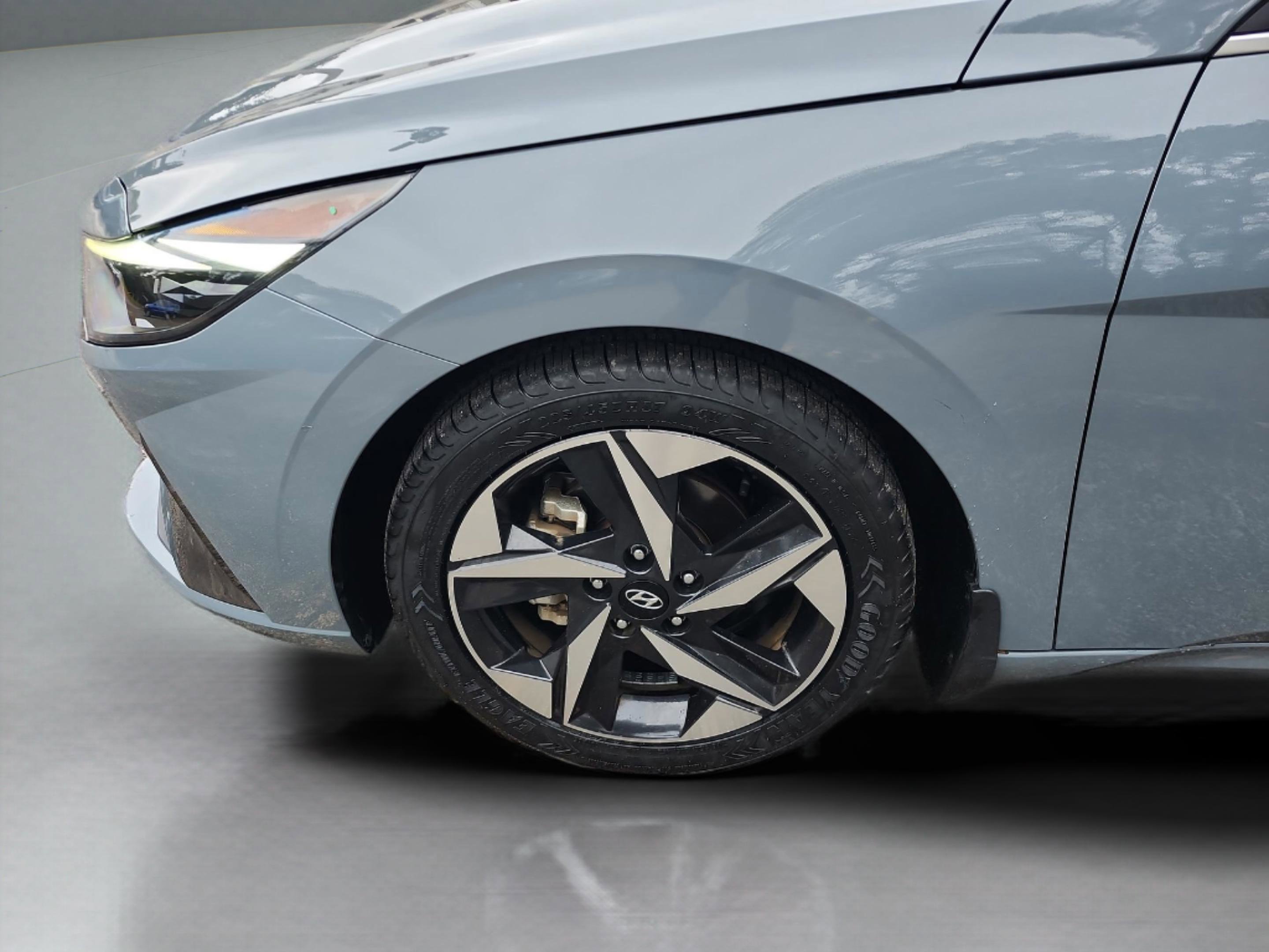 Used 2022 Hyundai Elantra Limited image 25