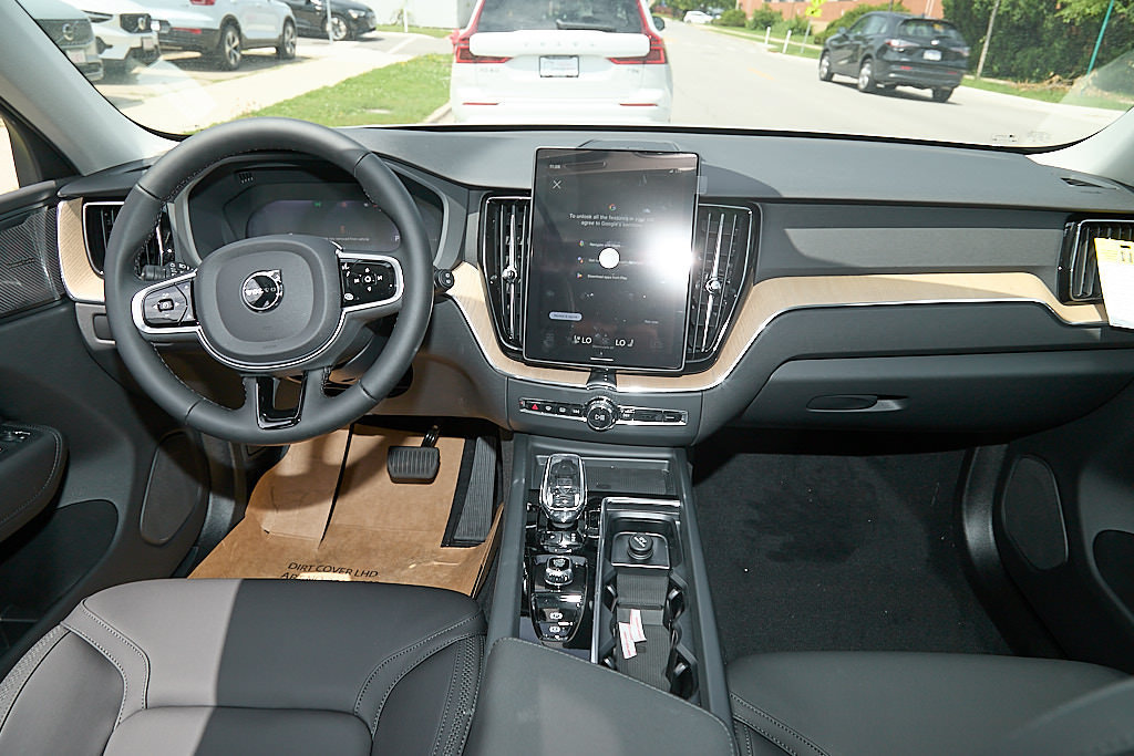 New 2026 Volvo XC60 T8 Plus w/ Climate Package PRO AWD/4WD image 23