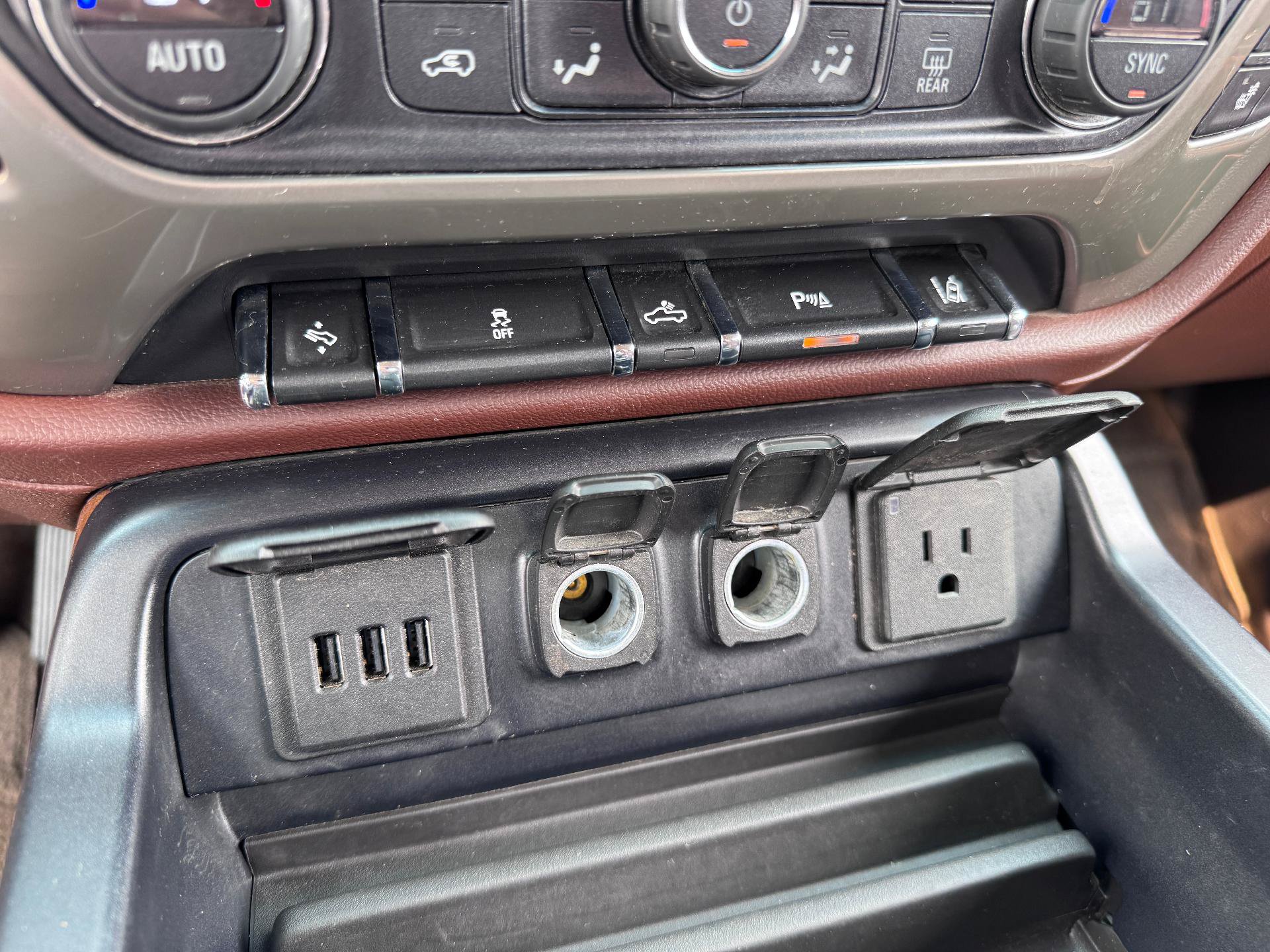 Used 2015 Chevrolet Silverado 1500 High Country w/ High Country Premium Package AWD/4WD image 35