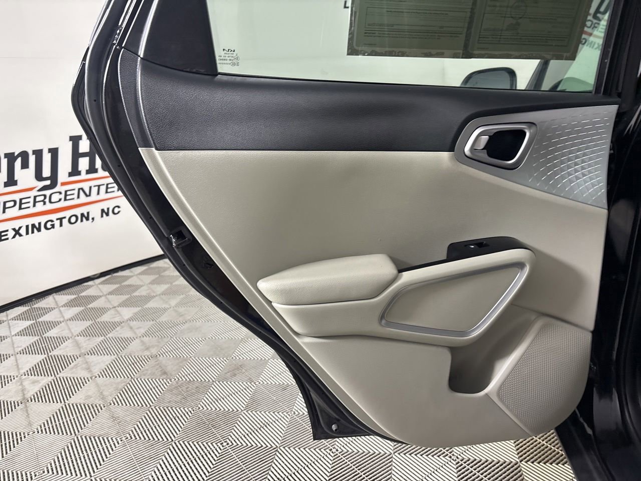 Used 2025 Kia Soul LX w/ LX Technology Package FWD image 19
