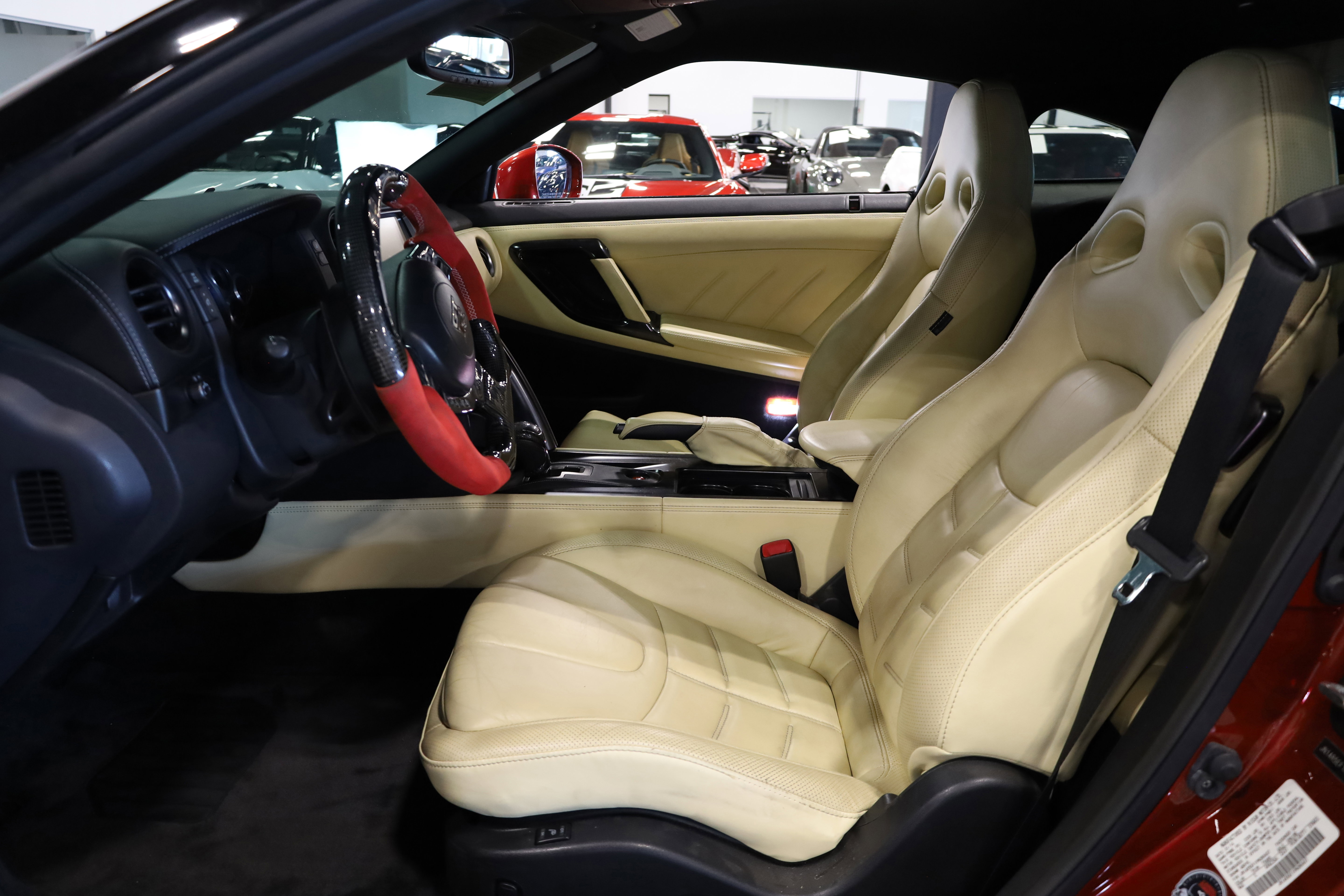 Used 2015 Nissan GT-R Premium image 16