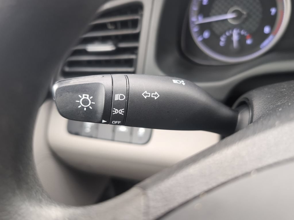 Used 2020 Hyundai Elantra SE FWD image 17
