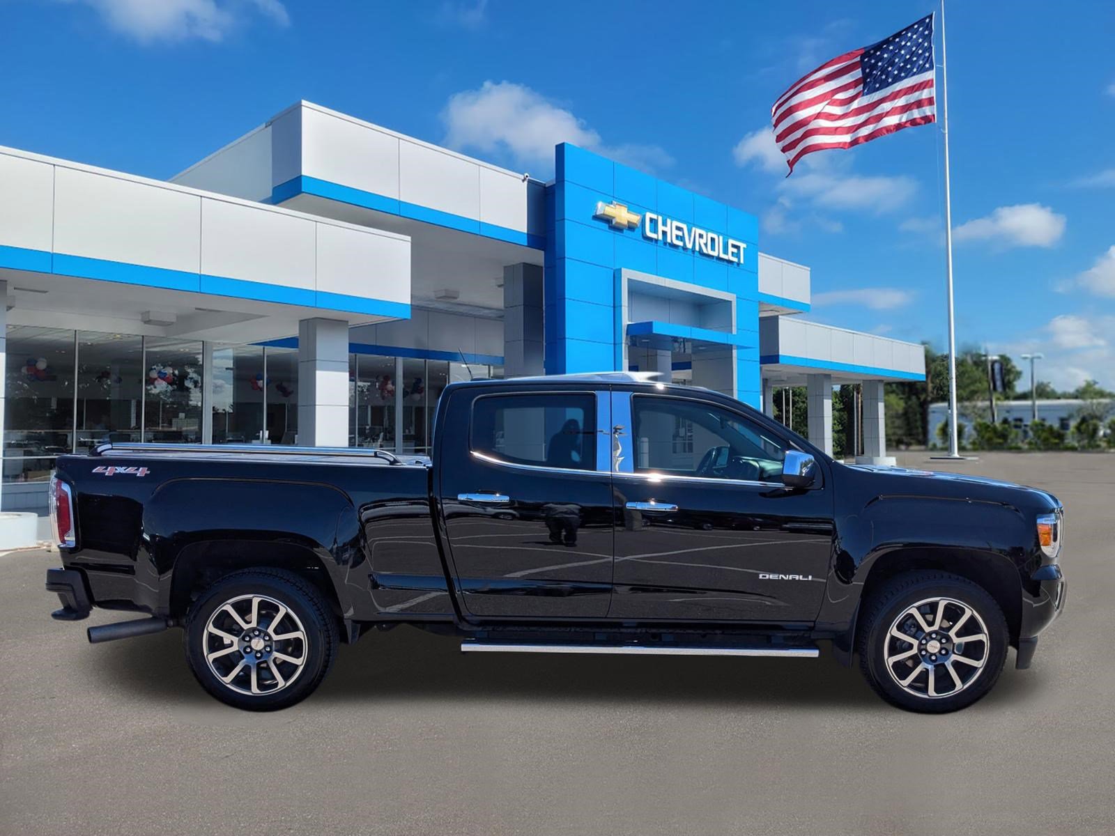 Used 2017 GMC Canyon Denali image 3