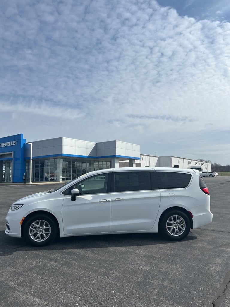 Used 2023 Chrysler Pacifica Touring-L image 7
