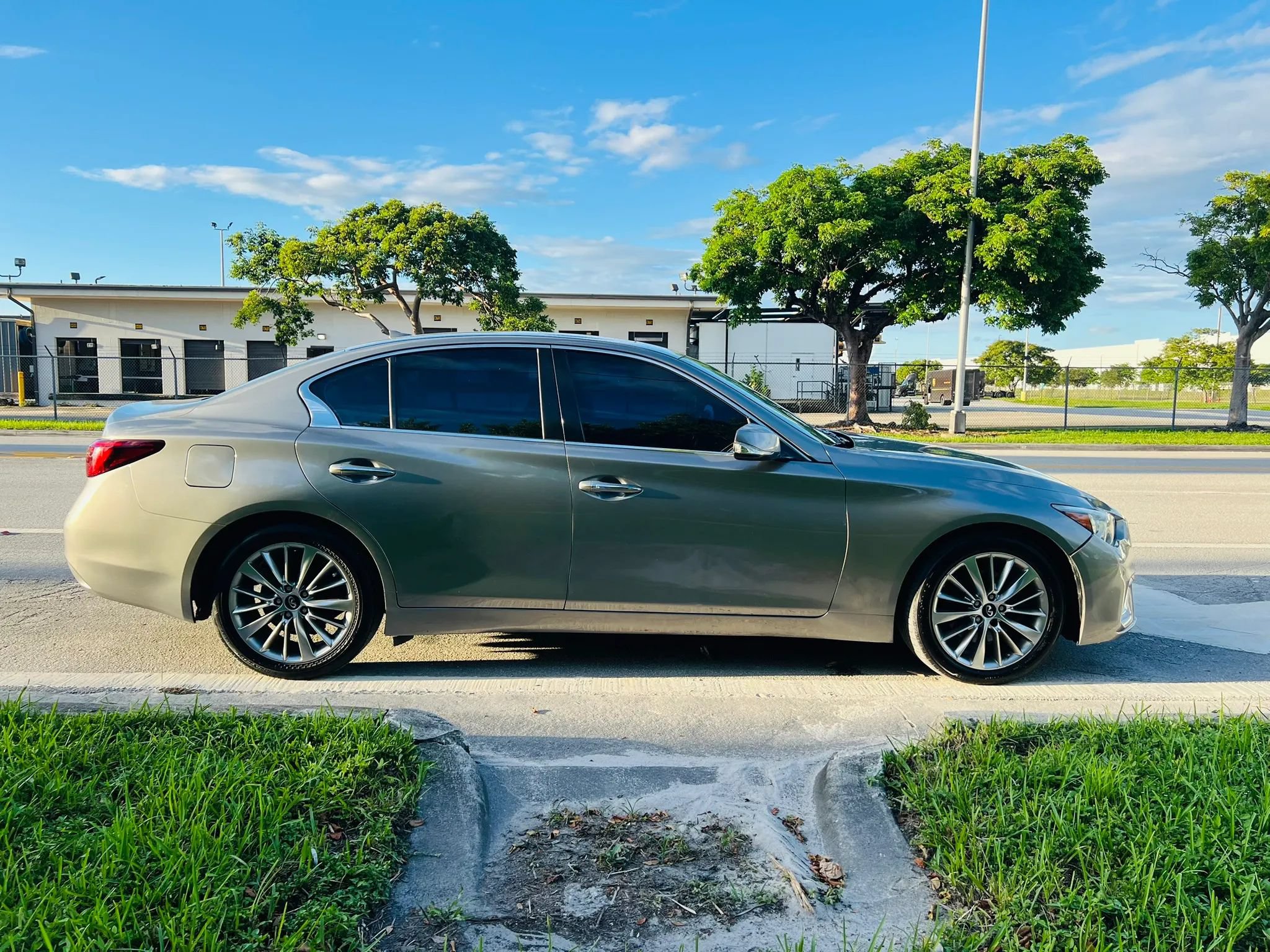 Used 2018 INFINITI Q50 Luxe w/ Essential Package (3.0T Luxe) AWD/4WD image 6