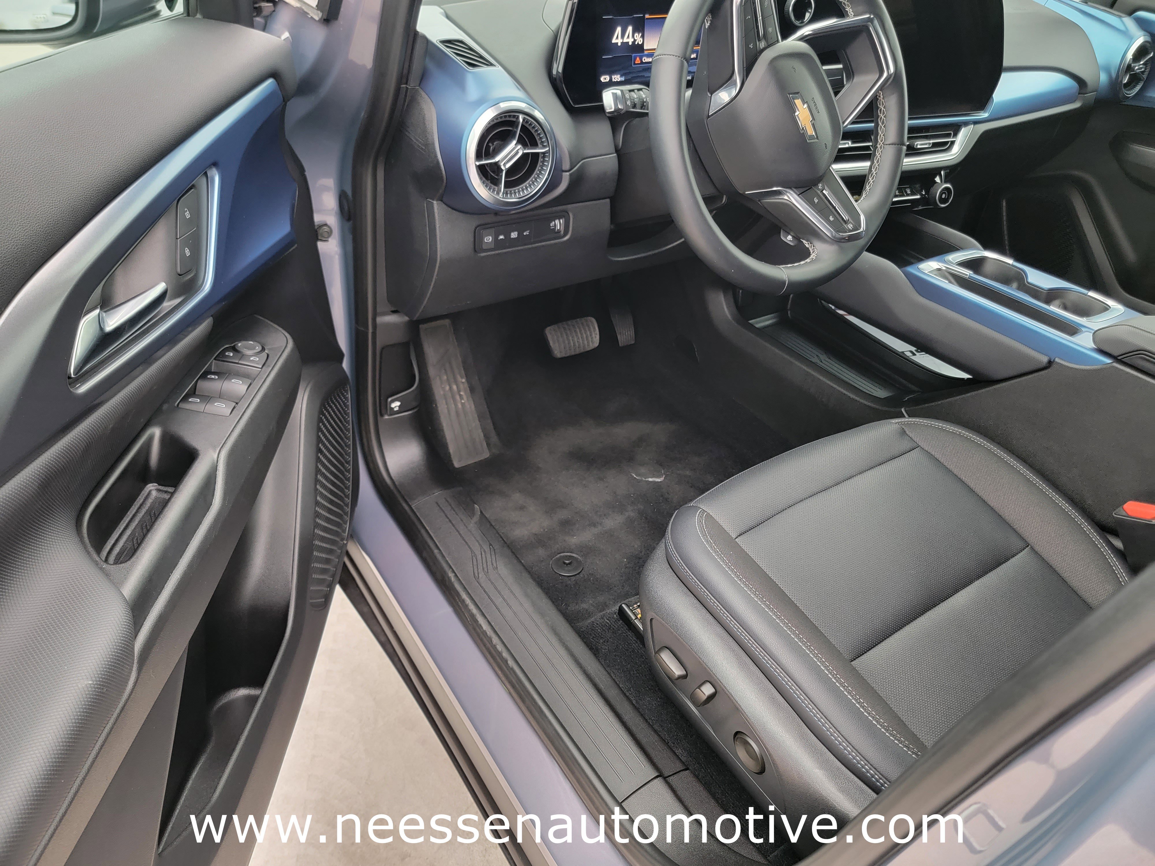 Used 2025 Chevrolet Equinox EV LT w/ Convenience Package image 14