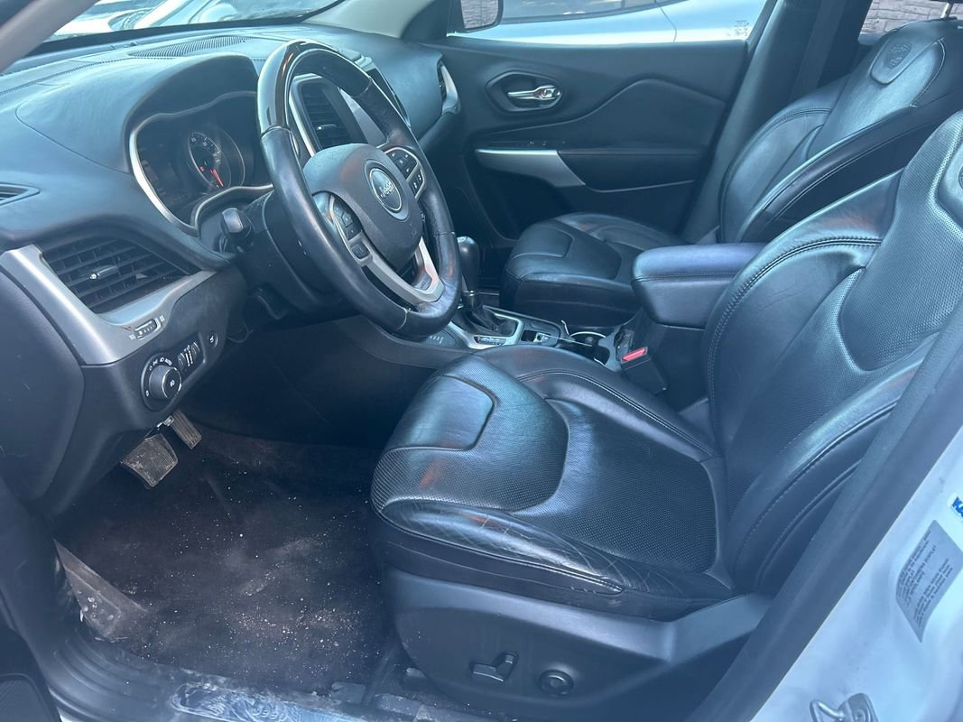 Used 2017 Jeep Cherokee Overland w/ Technology Group image 5