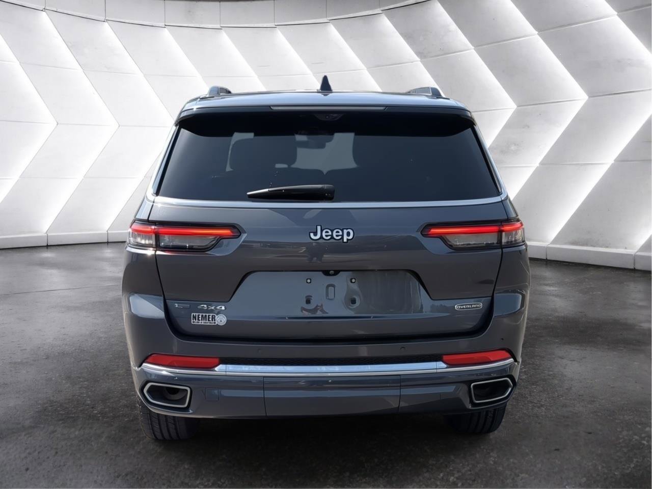 Used 2023 Jeep Grand Cherokee L Overland w/ Advanced Protech Group III AWD/4WD image 5