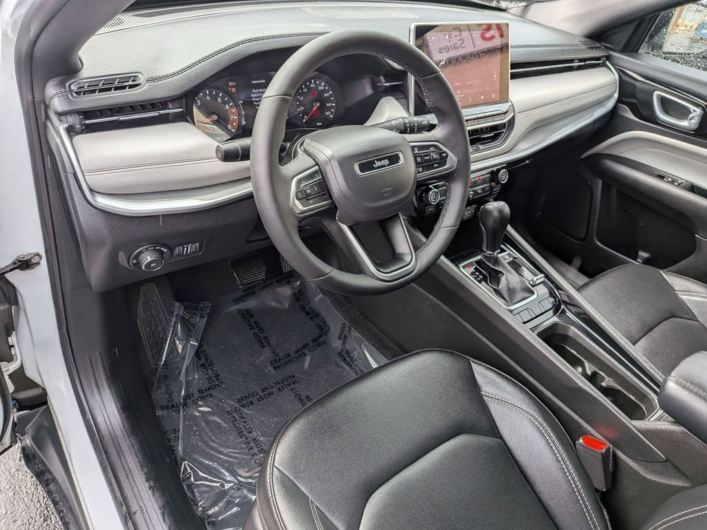 Used 2025 Jeep Compass Limited image 14