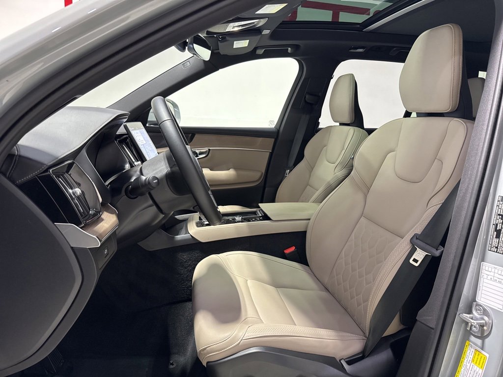 Used 2025 Volvo XC90 B6 Plus image 13