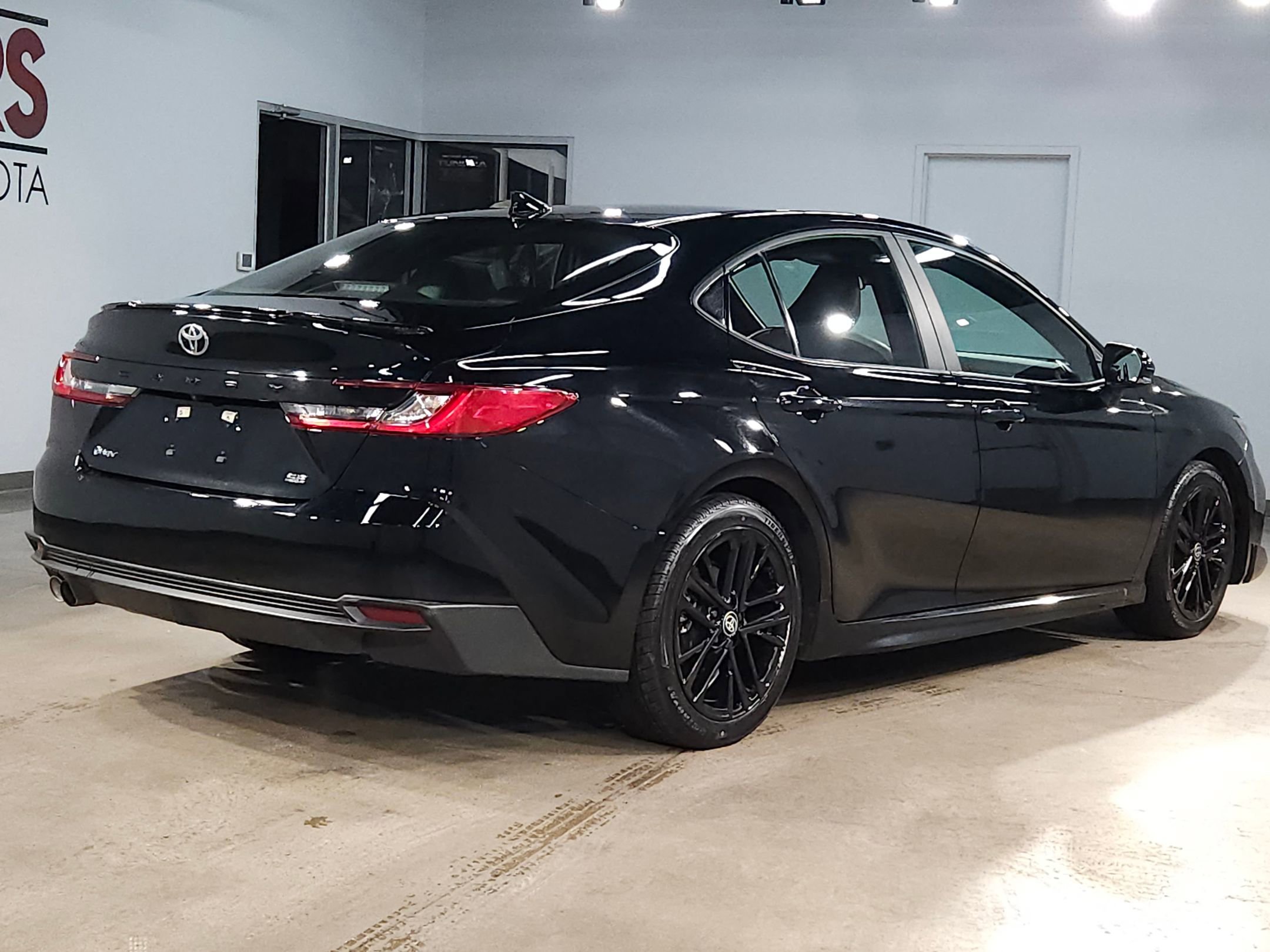 Used 2025 Toyota Camry SE image 7