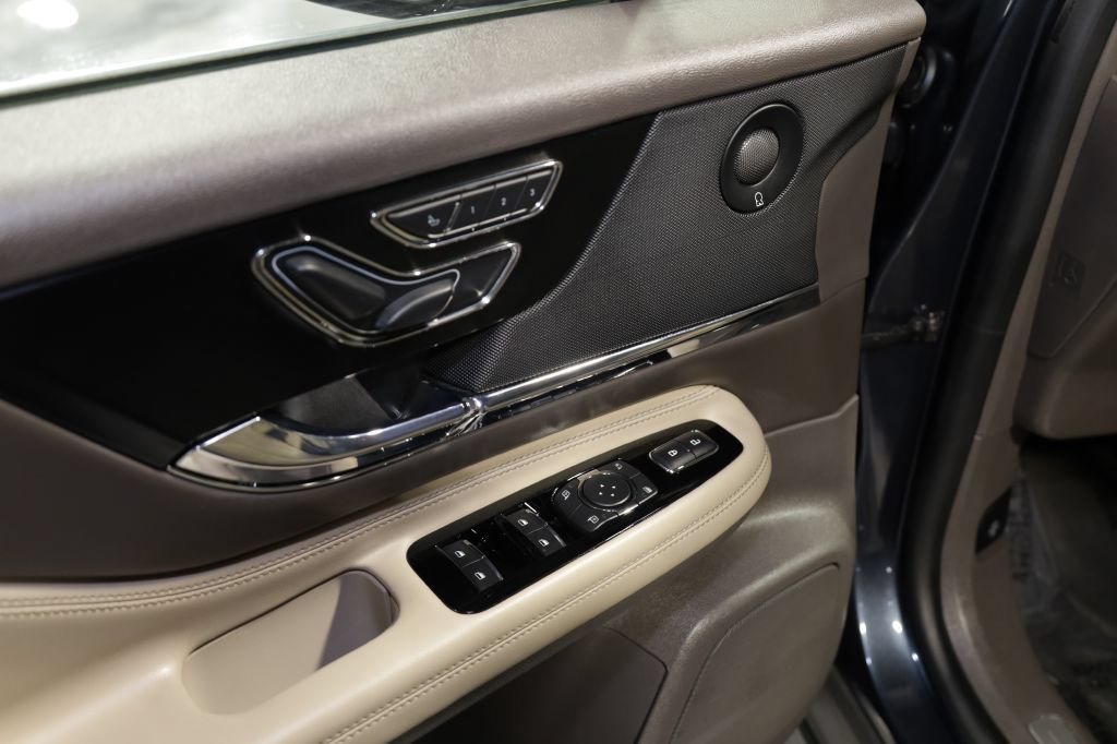 Used 2020 Lincoln Corsair Reserve w/ Equipment Group 201A FWD image 11