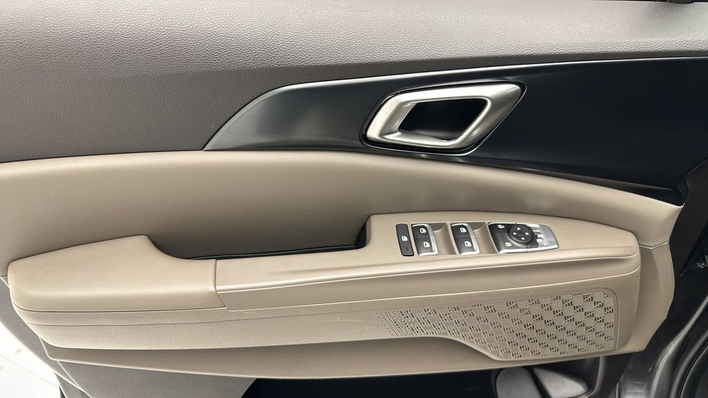 Used 2025 Kia Carnival FWD image 13