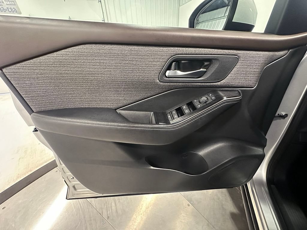 Used 2022 Nissan Rogue SV AWD/4WD image 22
