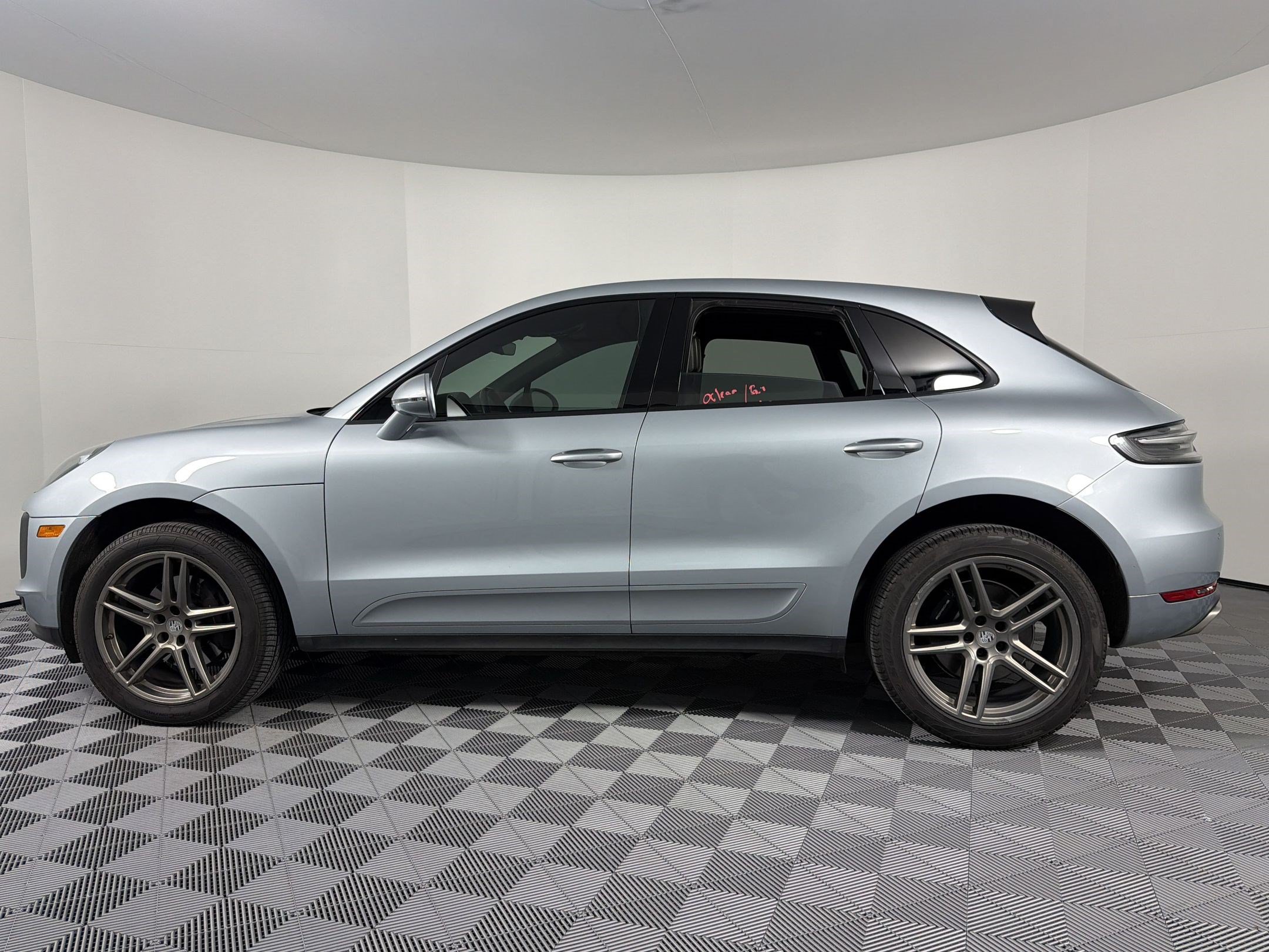 Used 2019 Porsche Macan AWD/4WD image 2