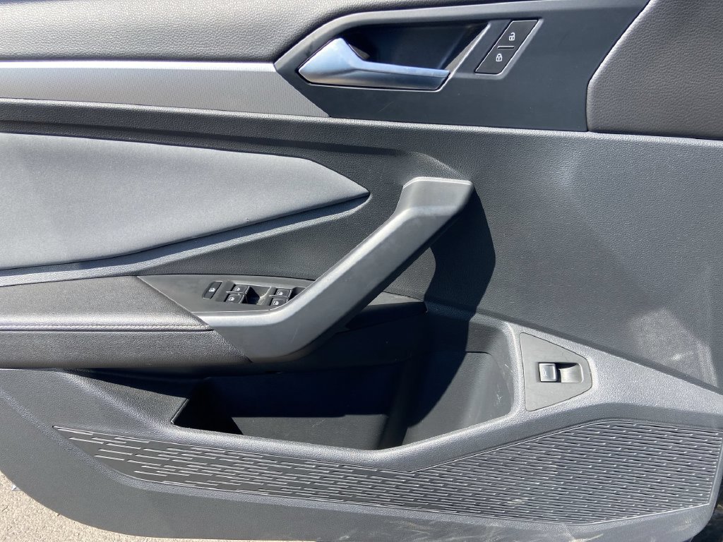 Used 2025 Volkswagen Jetta SE FWD image 17