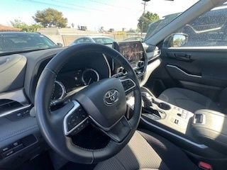 Used 2025 Toyota Highlander LE image 10