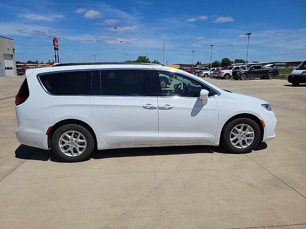 Used 2022 Chrysler Pacifica Touring-L w/ Uconnect Theater Family Group FWD image 2