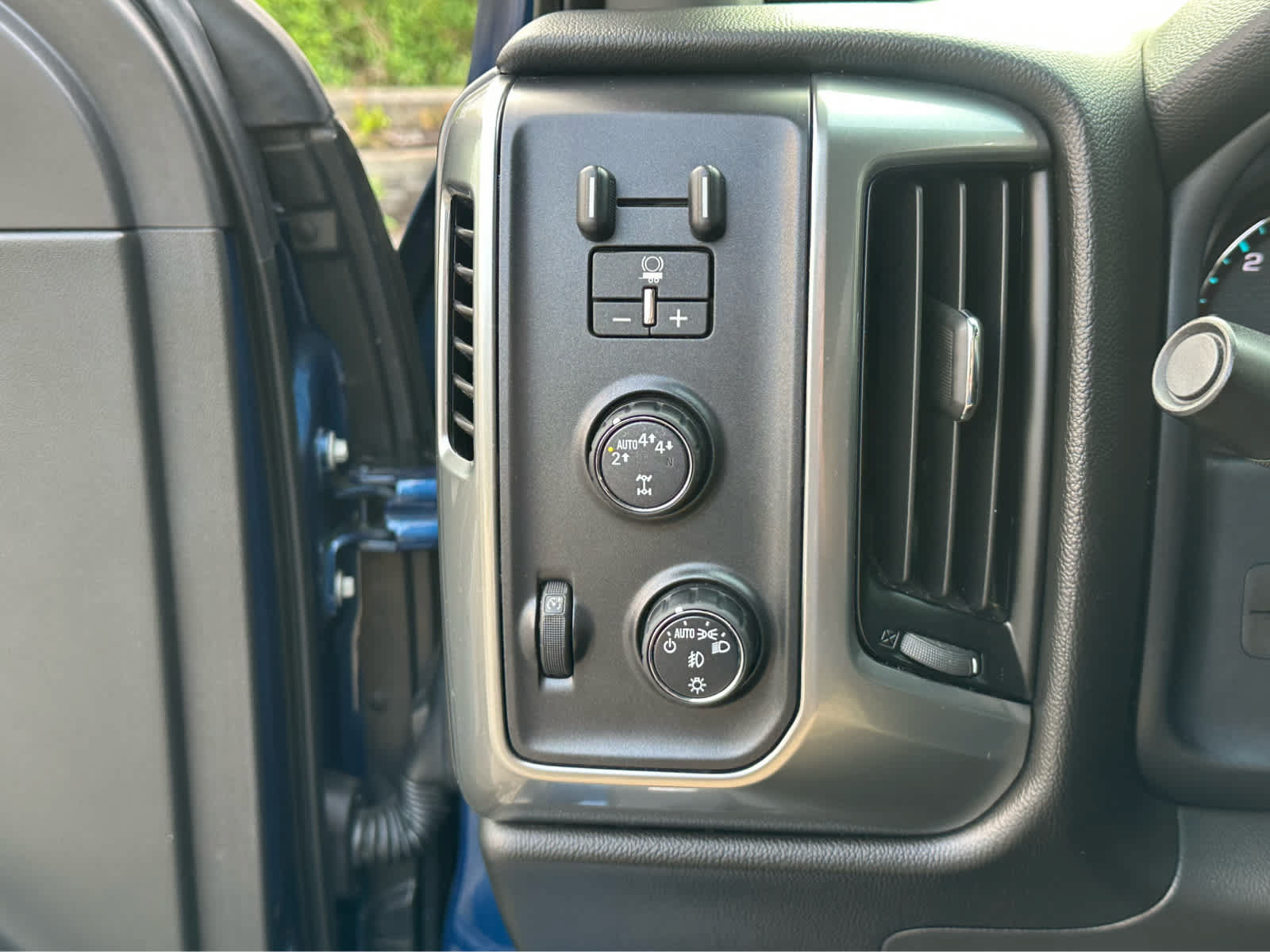 Used 2018 Chevrolet Silverado 1500 LT w/ All Star Edition AWD/4WD image 18