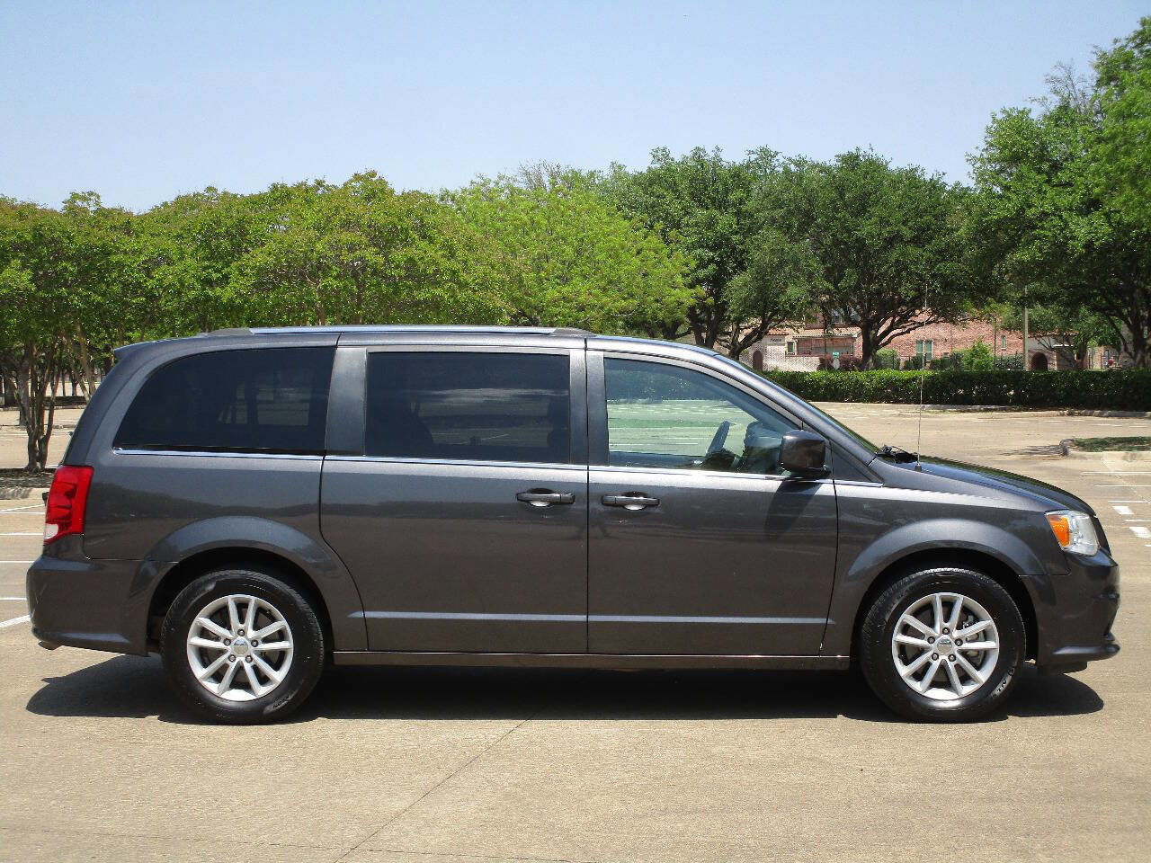 Used 2019 Dodge Grand Caravan SXT image 3