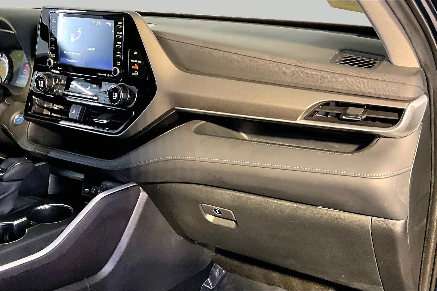Used 2020 Toyota Highlander LE AWD/4WD image 19