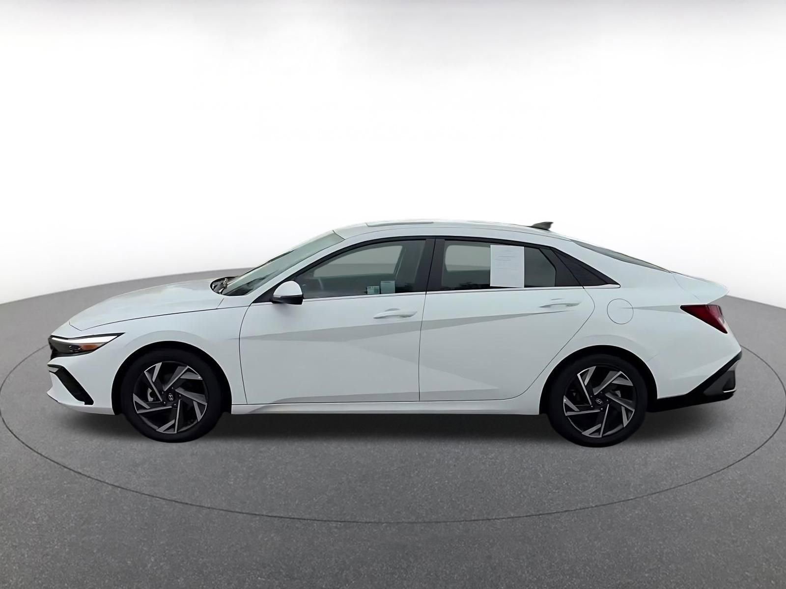 Used 2025 Hyundai Elantra Limited image 9